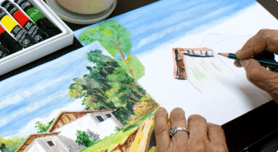 Persona mayor pintando un paisaje con acuarelas